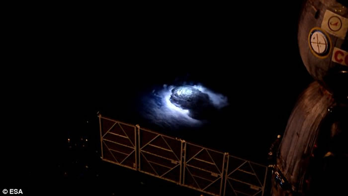 国际空间站丹麦宇航员拍到“红色精灵”及“蓝色喷流”神秘闪光 或解地球辐射平衡之谜