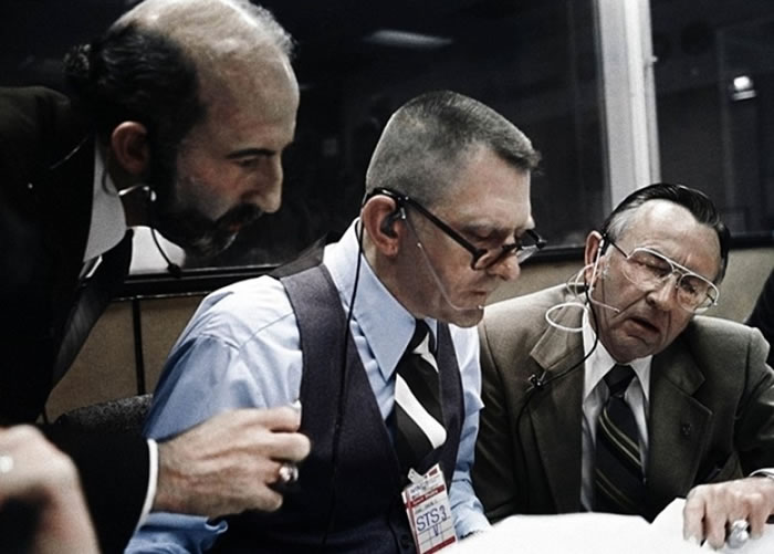 NASA飞行主任克兰兹(中)与同事讨论航天飞机升空任务。