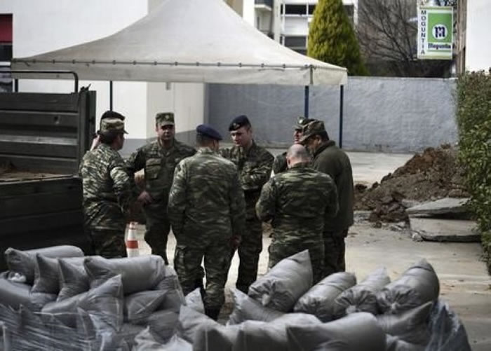 军人围在发现二战炸弹位置,议论纷纷。