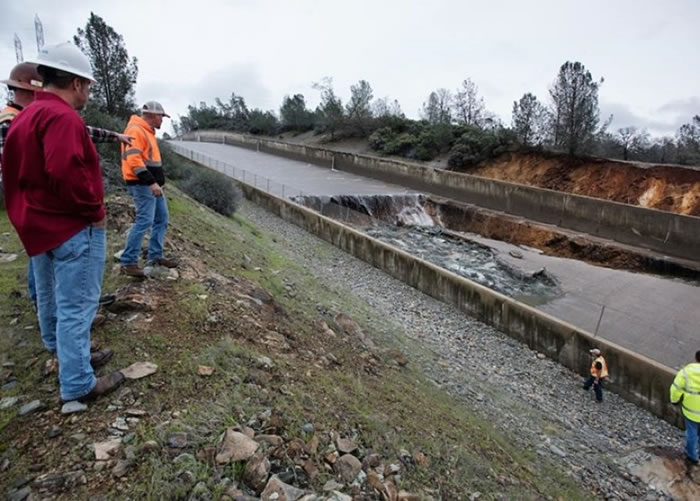 工作人员视察缺口。