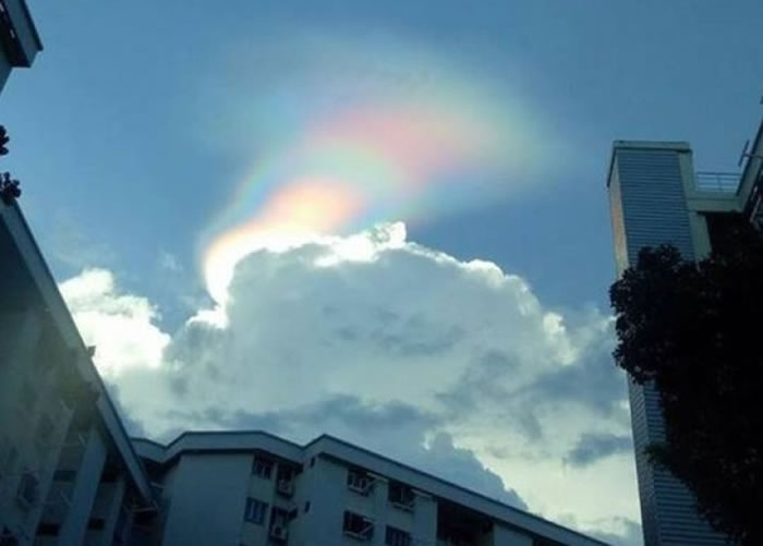 从民众拍下的照片可见,湛蓝的天边散发一团七色的光芒。