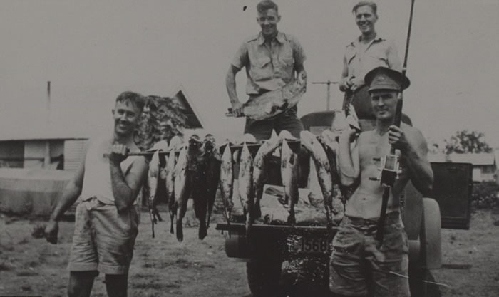 士兵在战斗中不忘娱乐,钓获不少鱼。