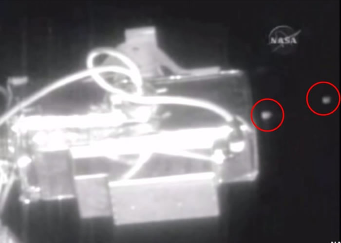 不断有光点(红圈)离奇飞过。