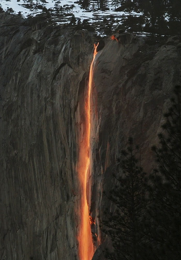 马尾瀑布每年都会出现异象。
