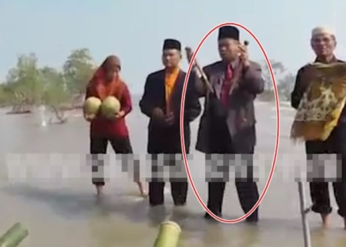 依布拉欣早前到海边作法,称可保护国土。