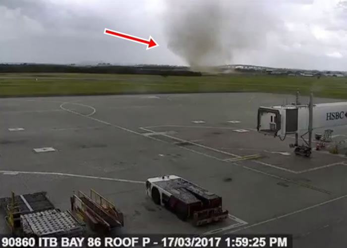 龙卷风向前移动。