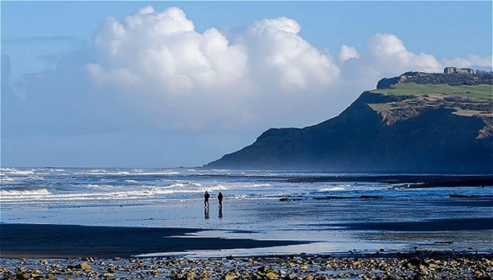 �����������ĳ��֡�����̽��������Ravenscar���������ɳ̲��Ѱ�ٿ�����ʯ�� ͼƬ��Դ��Tony Bartholomew