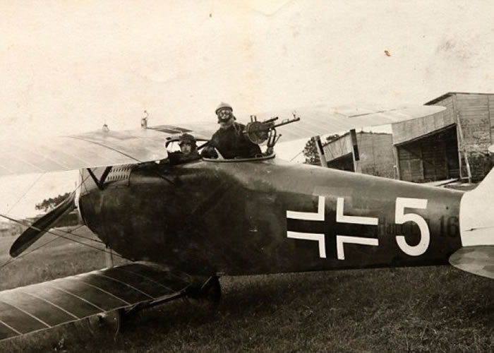 比格(左)曾于一战期间加入德军。