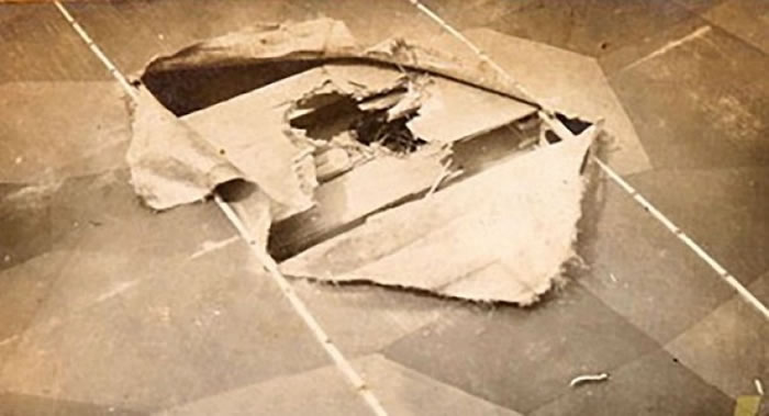 领航员为了修补机翼上的破洞,以军靴堵塞破洞。