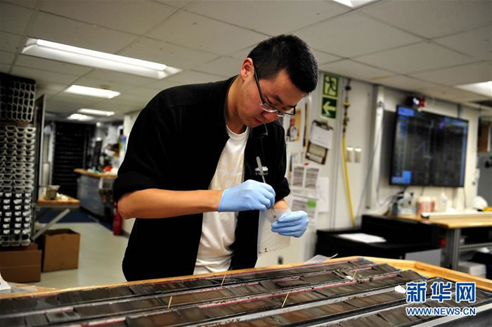 古今尘世知多少,沧海桑田几变迁——在放大1000多倍的显微镜下,“决心”号上的科学家读懂了从南海海底钻取的岩芯中“超微世界”的语言。新华社发(苏翔 摄)