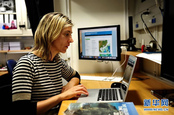 古今尘世知多少,沧海桑田几变迁——在放大1000多倍的显微镜下,“决心”号上的科学家读懂了从南海海底钻取的岩芯中“超微世界”的语言。新华社发(苏翔 摄)