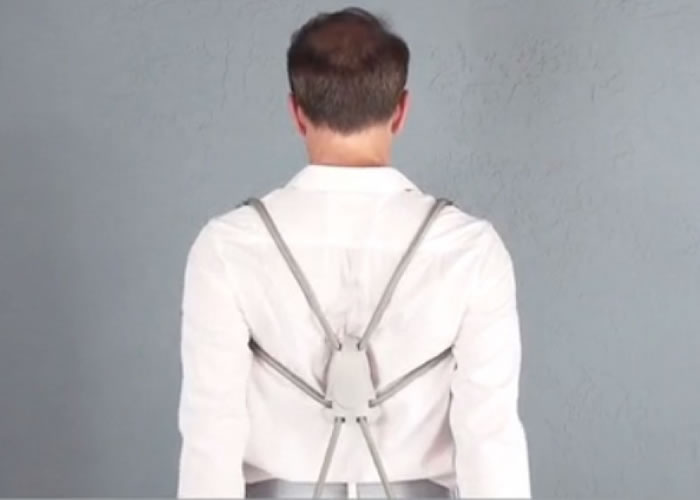 背面施以不同的力度拉扯绳索,令肩膀拉回正确位置。