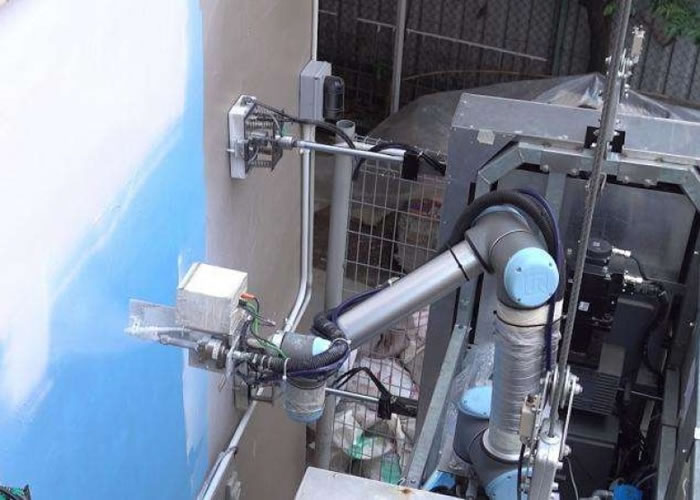 机器人用机械臂的喷射器射出油漆,翻新外墙髹漆。