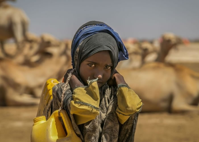 不少儿童被迫生活在缺乏水源的地区。
