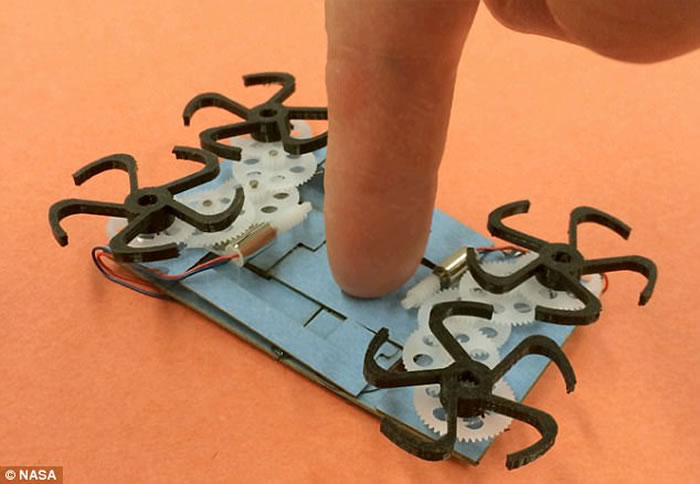 美国太空总署(NASA)成功研发“折纸滚轮机器人PUFFER” 能在不同平面上行走