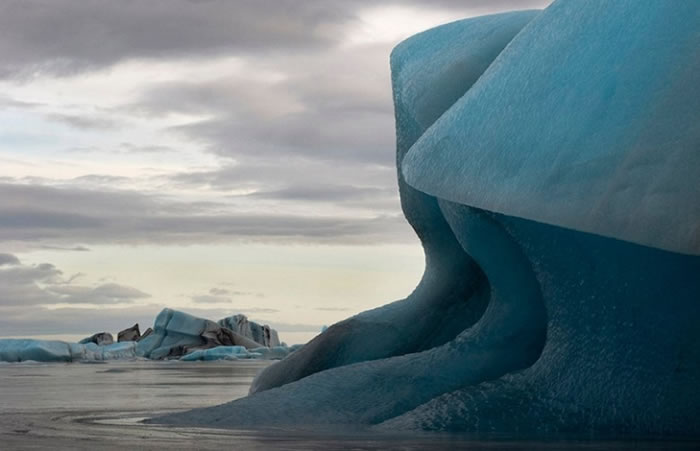 图为冰岛的冰川。