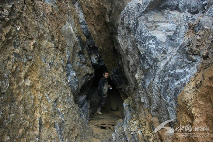 湖北省恩施州建始县红岩寺镇金子墩村发现数十万年前犀牛化石