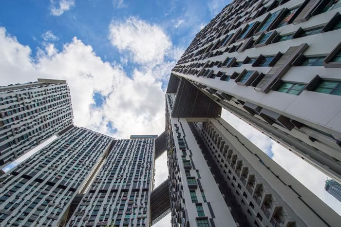 新加坡重新定义了公共住宅:Pinnacle@Duxton有七座50层楼高的大楼,以超过500公尺长的「空中花园」相连。这是高人口密度开发的典范,在狭小的城邦中容