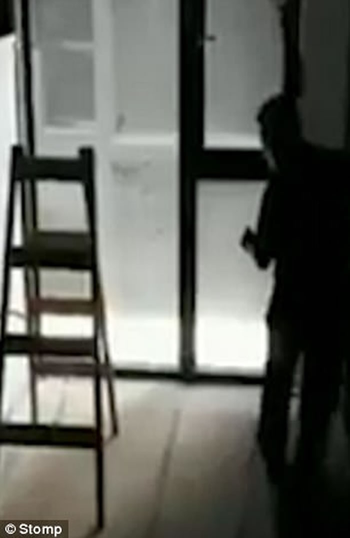 梯子突然诡异自行移动吓到男子