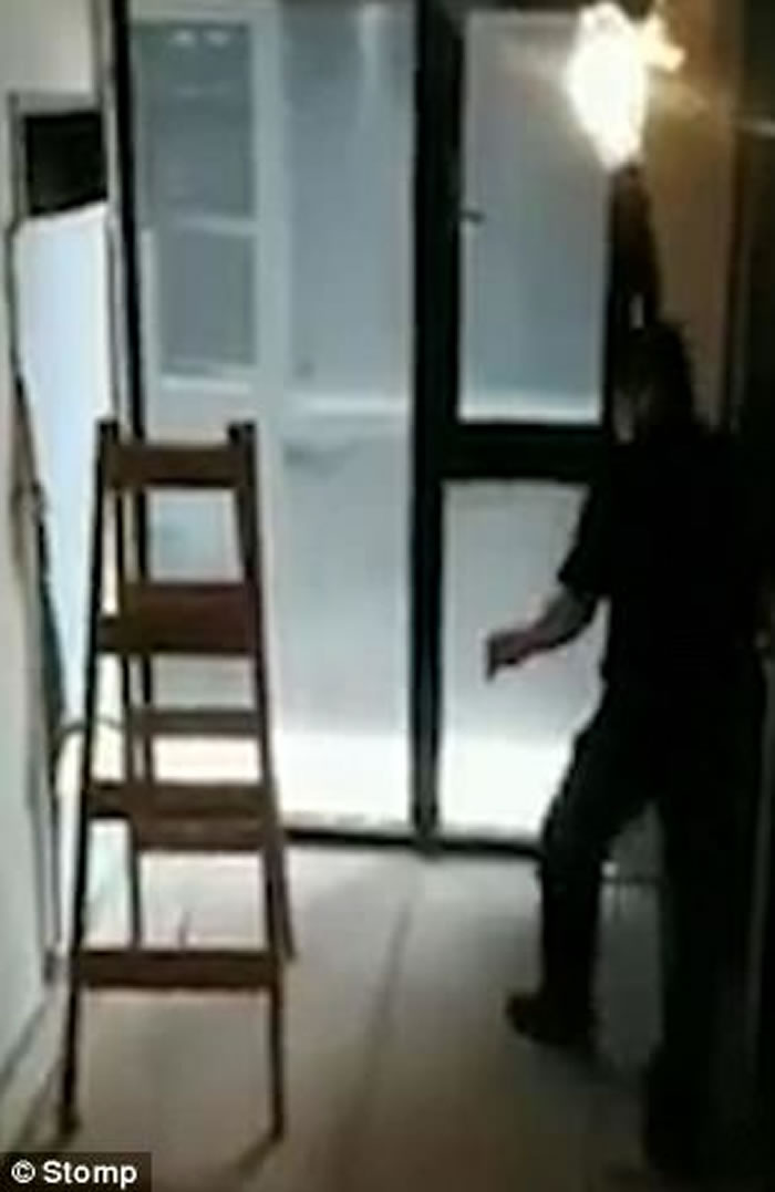 梯子突然诡异自行移动吓到男子