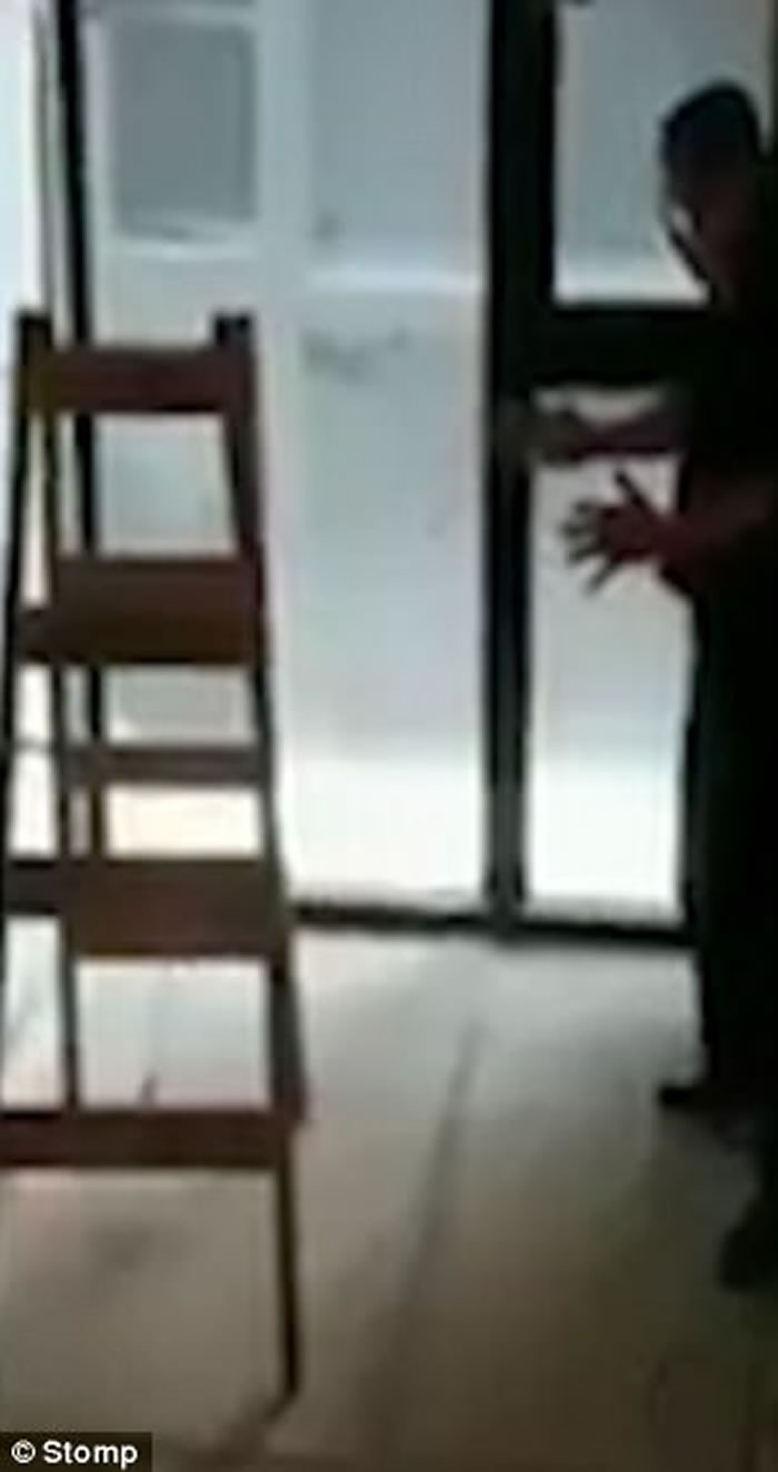 梯子突然诡异自行移动吓到男子