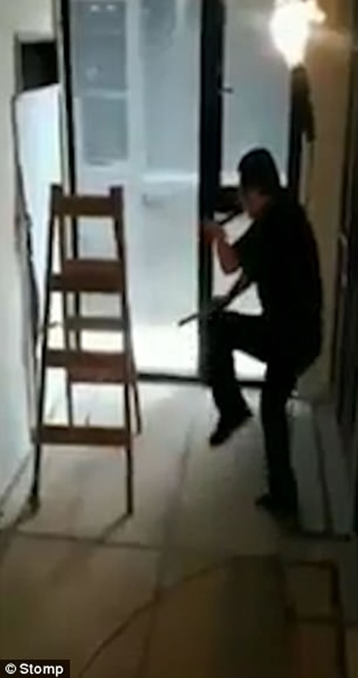 梯子突然诡异自行移动吓到男子