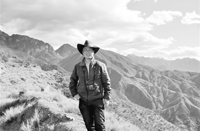 2014年11月3日,张元动在云南北部者根-拉伯途中(金沙江边)考察地质和地层。