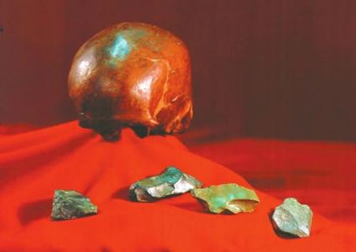 “资阳人”头骨以及头骨旁发现的旧石器时代唯一骨锥。