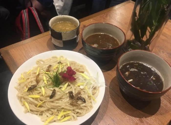 东京有拉面店推出昆虫沾面,大受欢迎。