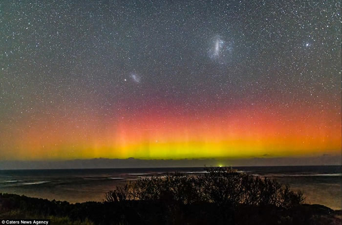 见过南极光吗?澳洲业余摄影师在墨尔本莫灵顿半岛的蘑菇礁附近拍得壮丽南极光