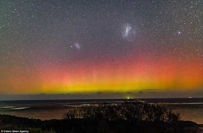 见过南极光吗?澳洲业余摄影师在墨尔本莫灵顿半岛的蘑菇礁附近拍得壮丽南极光