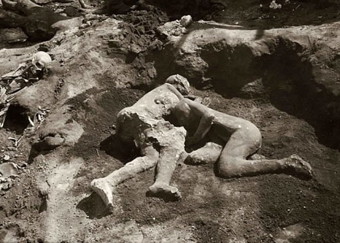 死前依偎在一起的男子遗体并无血缘关系。