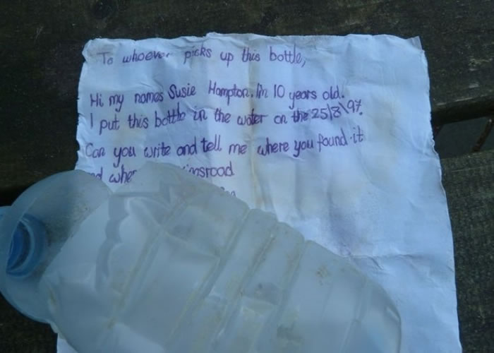 瓶中信写于英国,并在20年前被放进水中。
