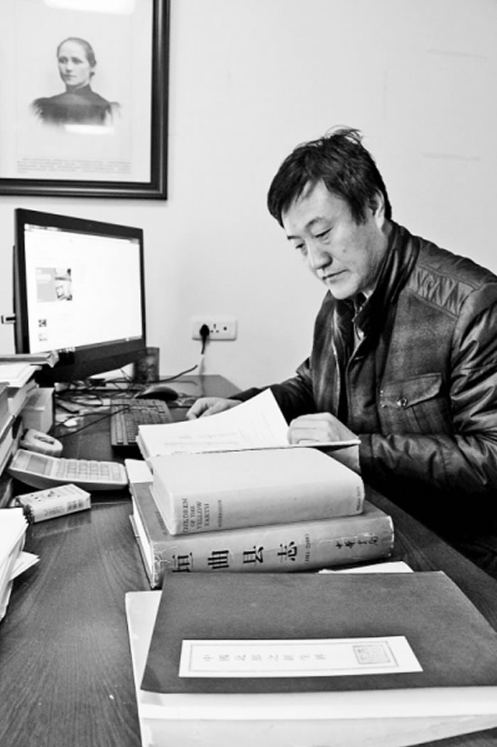 中国社科院仰韶文化研究中心研究员、三门峡市政协委员杨栓朝在查找资料