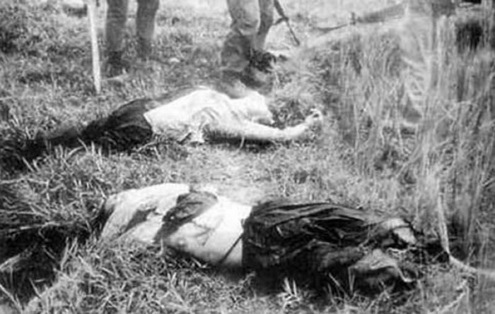 韩国部队在越战屠杀平民,地上躺着两名年轻女子的尸体。