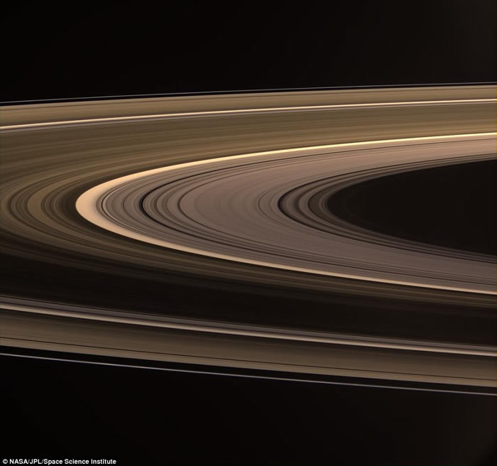 美国NASA卡西尼号太空船进入土星环