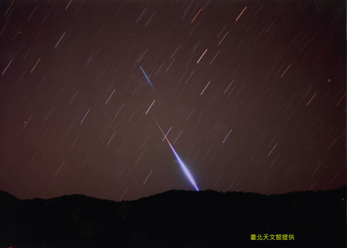 宝瓶座η 流星雨5月6日是高峰期,一小时可见50颗。