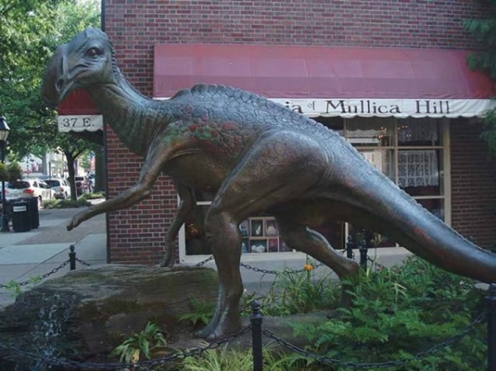 图为其中一种鸭嘴龙科恐龙模型。