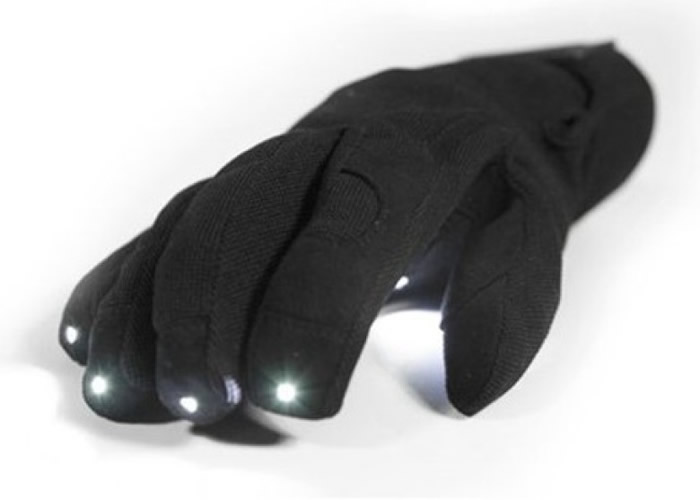 手套的指尖装有灯。
