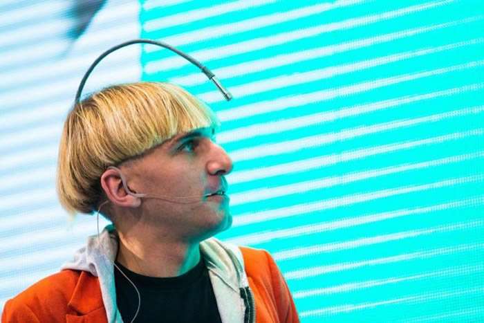 艺术家尼尔.哈比森(Neil Harbisson)头戴的天线装置可将色彩转换成颅骨上的震动,让他「听见」色彩。 /PHOTOGRAPH BY MAREK ZAK