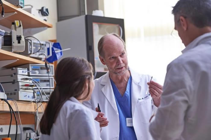 �ѳǶ�ͯҽԺ��Alan Flake�쵼���Ŷӣ����ڿ������������ӹ��� /PHOTOGRAPH BY ED CUNICELLI