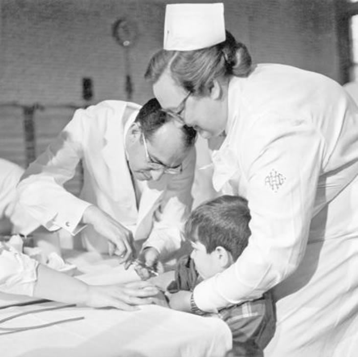 1954��2�£�Լ��˹‧ɳ��ҽʦ��Dr. Jonas Salk��Ϊ����ƥ�ȱ������Сѧ��8����ͯʩ��һ���������ʵ�С��������硣 /PHOTOGRA