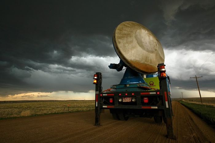 风灾区域设立雷达,收集数据。