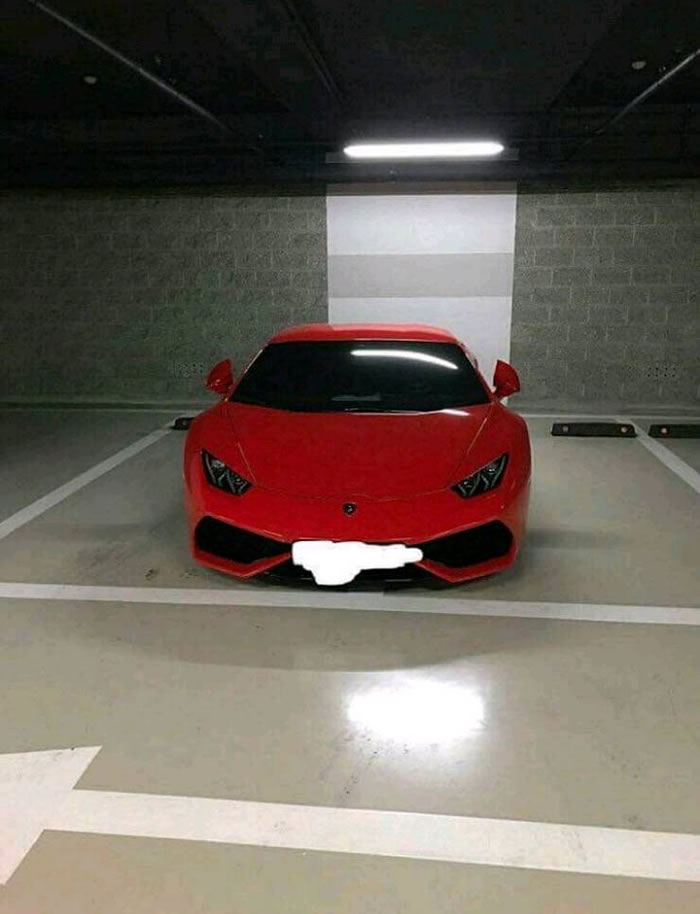 红色兰博基尼停在2格车位中间,靠近仔细一看车内纸条写着:这台车已经缴纳了2个车位的停车费用。