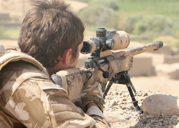 英军SAS神枪手在摩苏尔,以CheyTac M200步枪在极远距离一枪击毙一名IS狙击手。(资料图片)