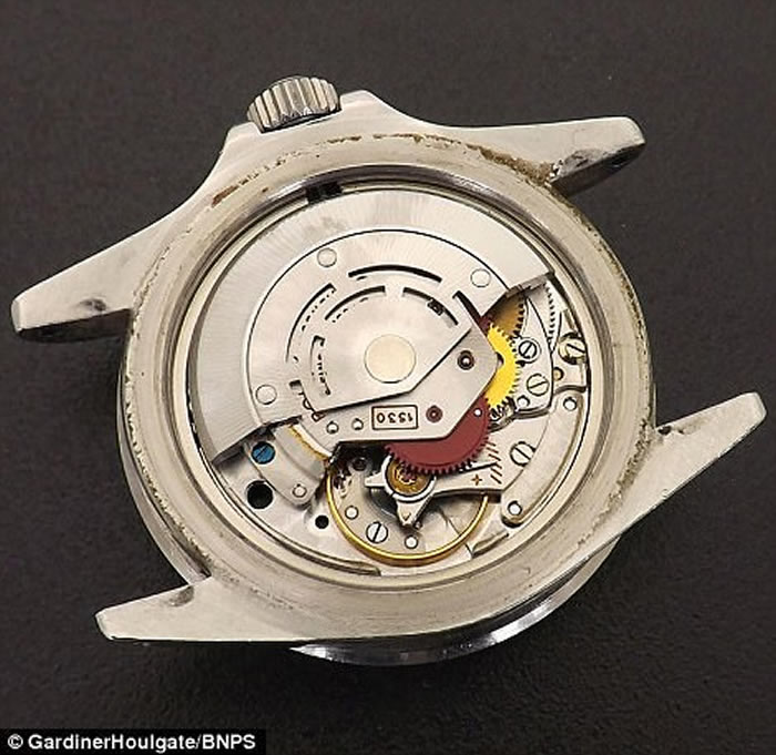 Ӣ������Ӣ����ʦ41��ǰ�ùŶ��������Ķ�������ʿ��ʽ����̽��Ǳˮ�ֱ�����12��Ӣ��