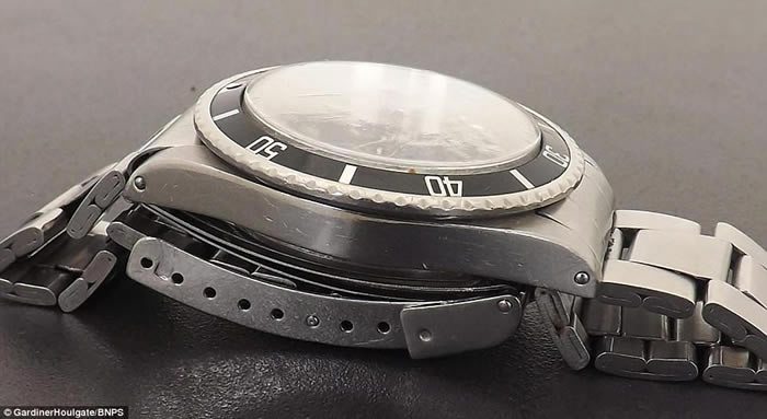 Ӣ������Ӣ����ʦ41��ǰ�ùŶ��������Ķ�������ʿ��ʽ����̽��Ǳˮ�ֱ�����12��Ӣ��