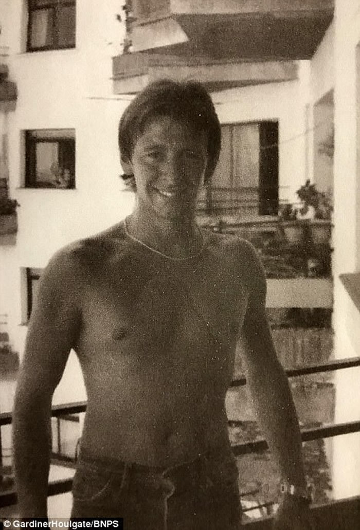 Ӣ������Ӣ����ʦ41��ǰ�ùŶ��������Ķ�������ʿ��ʽ����̽��Ǳˮ�ֱ�����12��Ӣ��