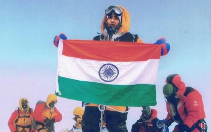 印度拉瑟德夫妇修图合成圣母峰登顶照。