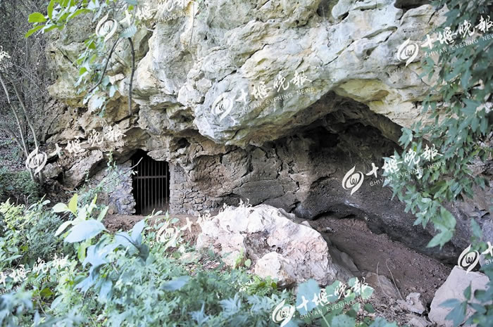 白龙洞位于郧西安家乡的神雾岭,洞内挖掘出大约60万年前的古人类化石。